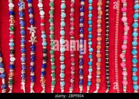 Hintergrund der Flohmarkt mit gefälschten Vintage Schmuck Armbänder und Halsketten zum Verkauf stand. Stockfoto