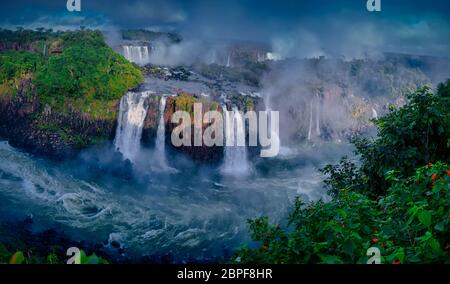 Ein Teil der Iguazu-Wasserfälle vom brasilianischen Nationalpark, Paraná, brasilien aus gesehen Stockfoto