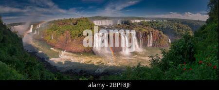 Ein Teil der Iguazu-Wasserfälle vom brasilianischen Nationalpark, Paraná, brasilien aus gesehen Stockfoto