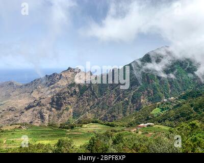 Panoramablick auf die Berge im Anaga Rural Park an einem sonnigen Tag mit weißen Wolken und dem Meer im Hintergrund, Teneriffa - Kanarische Inseln Stockfoto