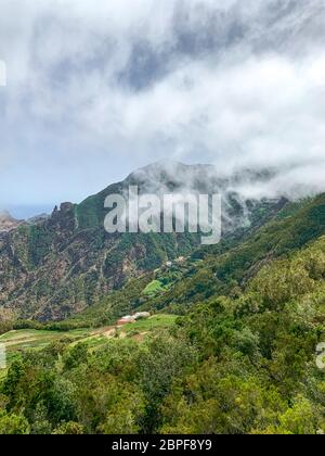 Aussichtspunkt in den Bergen im Anaga Rural Park an einem sonnigen Tag mit weißen Wolken und dem Meer im Hintergrund Teneriffa - Kanarische Inseln Stockfoto