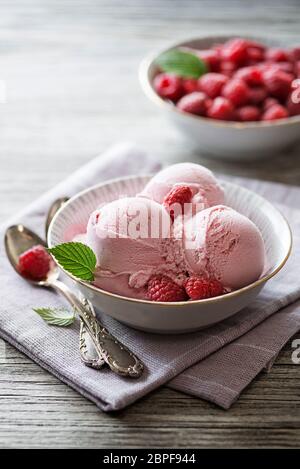 Hausgemachte bio Eis Schaufeln mit Beeren und Himbeere Stockfoto