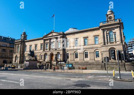 General Register House (GRH) mit der Statue des Duke of Wellington vor der Princes Street in Edinburgh, Schottland, Großbritannien Stockfoto