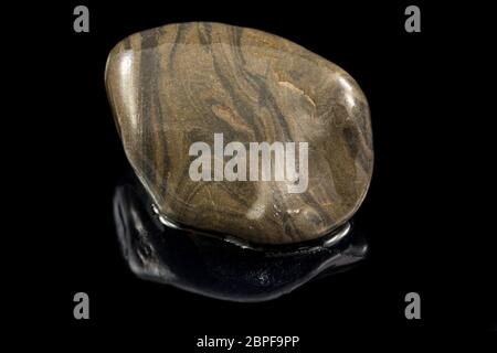 Bunte Stein mit verschiedenen Designs und Farben und schwarzen Hintergrund Stockfoto