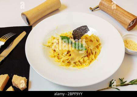 Pasta vier Käse. Hausgemachte Pasta, Frischkäse-Sauce, Dor Blue, Cheddar, Parmesan, Basilikum. Italienisches Essen. Auf einem hölzernen Hintergrund. Freier Speicherplatz für Text Stockfoto