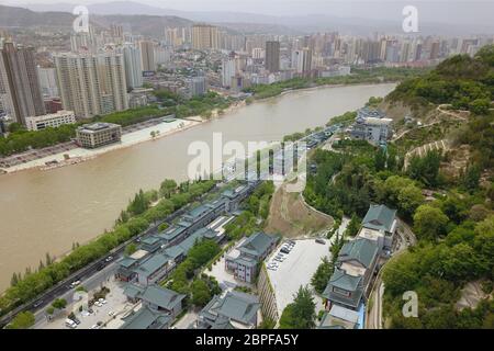 Lanzhou. Mai 2020. Luftaufnahme vom 18. Mai 2020 zeigt den Baitashan Park und seine Umgebung im Chengguan Distrikt in Lanzhou, nordwestlich der chinesischen Provinz Gansu. Die Aufforstung und der Schutz der Wälder der Stadtverwaltung Lanzhou seit 2013 haben gute Umweltvorteile erzielt -- die Wasserressourcen der Stadt verbesserten sich, das städtische Klima wurde verfeinert und die Menge an Sand und Schmutz im Gelben Fluss nahm ebenfalls ab. Kredit: Xinhua/Alamy Live News Stockfoto