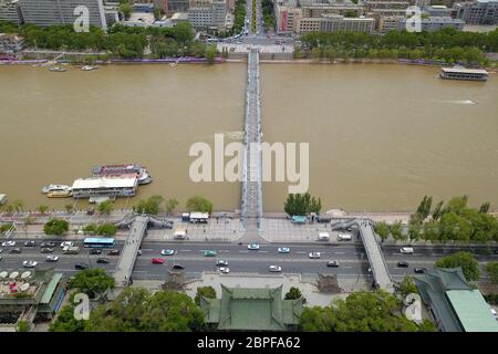 Lanzhou. Mai 2020. Luftaufnahme vom 18. Mai 2020 zeigt die Zhongshan Brücke über den Gelben Fluss im Bezirk Chengguan in Lanzhou, nordwestlich der chinesischen Provinz Gansu. Die Aufforstung und der Schutz der Wälder der Stadtverwaltung Lanzhou seit 2013 haben gute Umweltvorteile erzielt -- die Wasserressourcen der Stadt verbesserten sich, das städtische Klima wurde verfeinert und die Menge an Sand und Schmutz im Gelben Fluss nahm ebenfalls ab. Kredit: Xinhua/Alamy Live News Stockfoto