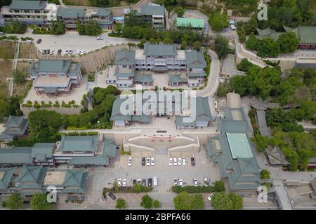 Lanzhou. Mai 2020. Luftaufnahme vom 18. Mai 2020 zeigt einen Kulturpark im Bezirk Chengguan in Lanzhou, nordwestlich der chinesischen Provinz Gansu. Die Aufforstung und der Schutz der Wälder der Stadtverwaltung Lanzhou seit 2013 haben gute Umweltvorteile erzielt -- die Wasserressourcen der Stadt verbesserten sich, das städtische Klima wurde verfeinert und die Menge an Sand und Schmutz im Gelben Fluss nahm ebenfalls ab. Kredit: Xinhua/Alamy Live News Stockfoto