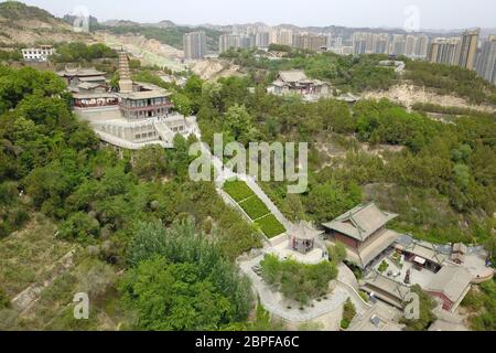 Lanzhou. Mai 2020. Luftaufnahme vom 18. Mai 2020 zeigt den Baitashan Park im Bezirk Chengguan in Lanzhou, nordwestlich der chinesischen Provinz Gansu. Die Aufforstung und der Schutz der Wälder der Stadtverwaltung Lanzhou seit 2013 haben gute Umweltvorteile erzielt -- die Wasserressourcen der Stadt verbesserten sich, das städtische Klima wurde verfeinert und die Menge an Sand und Schmutz im Gelben Fluss nahm ebenfalls ab. Kredit: Xinhua/Alamy Live News Stockfoto