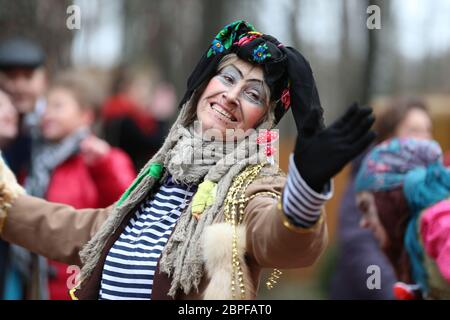 Baba Yaga. Russische Hexe auf Urlaub. Frau im Märchen Horror Kostüm. Stockfoto