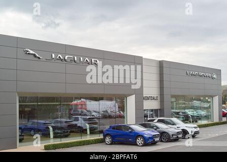 Der moderne Kentdale Jaguar Land Rover Showroom mit Jaguar und Land Rover Fahrzeugen auf dem Vorplatz Stockfoto