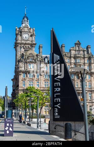 Blick auf das Balmoral Hotel mit Schild für die Waverley Mall im Vordergrund an der Princes Street in Edinburgh, Schottland, Großbritannien Stockfoto