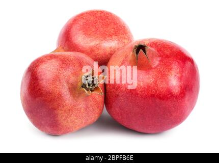 Drei ganze reife Granatapfelfrüchte auf weißem Hintergrund isoliert. Stockfoto