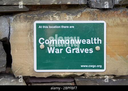 Commonwealth war Graves Beschilderung vor einer Kirche, die Bestattung von Kämpfern im Kirchenhof bezeichnet Stockfoto