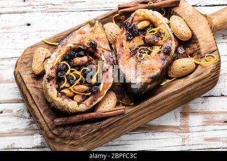 Gebratener Fisch Steaks gefüllt mit Rosinen und Mandeln. Lecker gebackenen Fisch Stockfoto