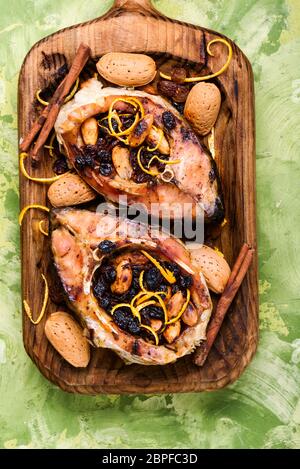 Gebratener Fisch Steaks gefüllt mit Rosinen und Mandeln Stockfoto