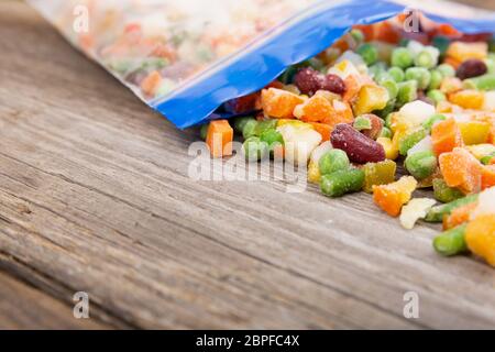 Gefrorenes Gemüse in einen Plastikbeutel. Gesundes Essen-Konzept. Stockfoto