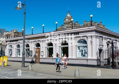 J D Wetherspoon Pub das Buchungsbüro auf der Waverley Bridge oberhalb der Waverley Station in Edinburgh, Schottland, Großbritannien Stockfoto