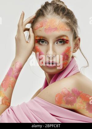 Porträt der schönen Frau mit modernem Blumenmuster, Inspiration Kunstwerk. Beauty, Mode und Werbekonzept. Modischer und zeitgemäßer Look, kleine und zarte Blumen. Frühling, blühende Schönheit. Stockfoto