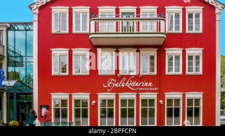 Reykjavik, Island – 15. Juni 2015. Blick auf die Straße des malerischen Fjalakotturinn Restaurant, im Hotel Centrum. Stockfoto