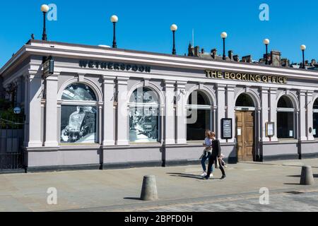 J D Wetherspoon Pub das Buchungsbüro auf der Waverley Bridge oberhalb der Waverley Station in Edinburgh, Schottland, Großbritannien Stockfoto