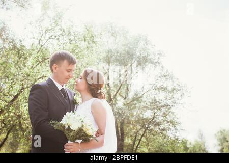 paar Braut und Bräutigam auf einem Park-Hintergrund. Stockfoto