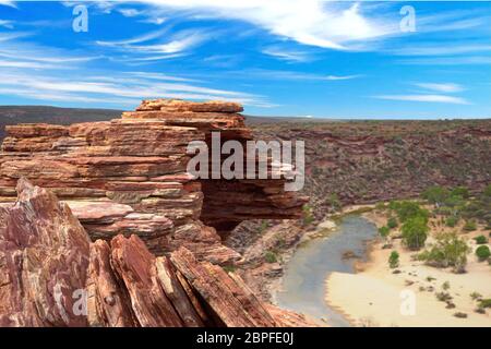 Australische Landschaft mit Felsen im Vordergrund und blauem Himmel Stockfoto