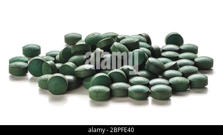 In der Nähe von Bio Spirulina Tabletten mit weißem Hintergrund. Stockfoto