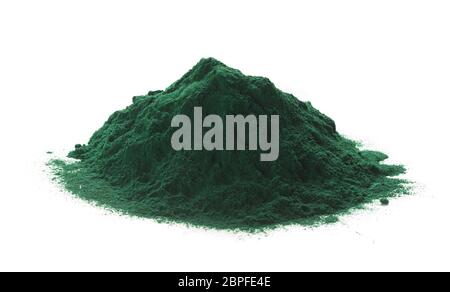 In der Nähe von Bio Spirulina Pulver heap Über weißen Hintergrund. Stockfoto