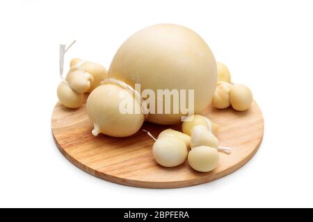 Frischer italienischer Käse caciocavallo auf Schneidebrett. Isoliert auf weißem Hintergrund. Stockfoto