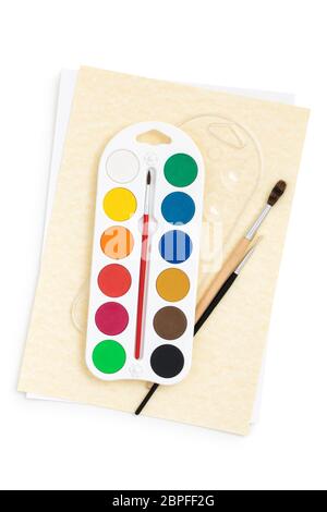 Aquarell Gaumen und Pinseln auf weißem Hintergrund. Stockfoto