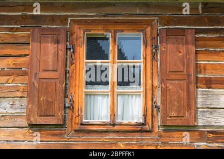 Altes traditionelles polnisches Holzhaus im Freilichtmuseum, Museum des Dorfes Kielce (Muzeum WSI Kieleckiej), ländliche Landschaft, Tokarnia, Polen Stockfoto