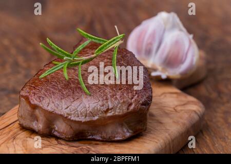 Gegrilltes Steak auf Schneidebrett Stockfoto