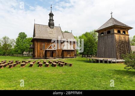 TOKARNIA, POLEN - 2. MAI 2018: Holzkirche im Freilichtmuseum aus dem 18. Jahrhundert, Museum des Dorfes Kielce (Muzeum WSI Kieleckiej), ländliche Landschaft Stockfoto