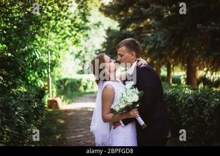 paar Braut und Bräutigam auf einem Park-Hintergrund. Stockfoto