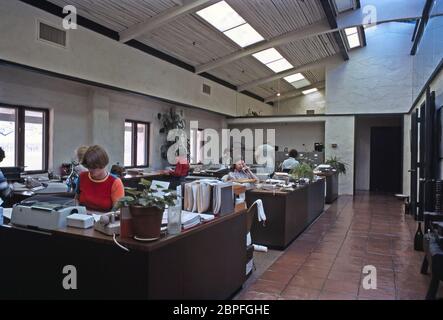 Frauen arbeiten 1977 im Büro der Robert Mondavi Vineyards, Napa Valley, Kalifornien, USA. In der Zeit vor dem Computer galt die elektrische Schreibmaschine als High-Tech. Stockfoto