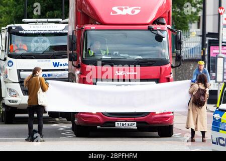 Anti-HS2-Demonstranten blockieren Straße Stockfoto