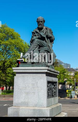 Statue von James Clerk Maxwell, bedeutender viktorianischer Physiker, steht am östlichen Ende der George Street in Edinburgh New Town, Schottland, Großbritannien Stockfoto