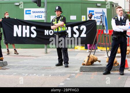 Anti-HS2-Demonstranten blockieren Straße Stockfoto