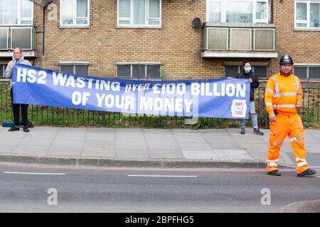 Anti-HS2-Demonstranten blockieren Straße Stockfoto