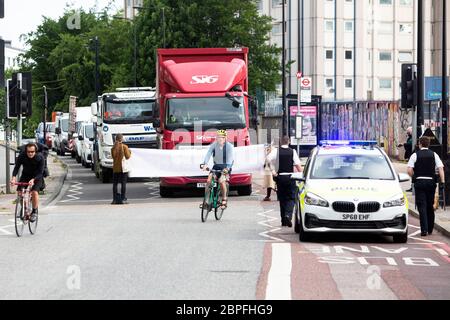 Anti-HS2-Demonstranten blockieren Straße Stockfoto