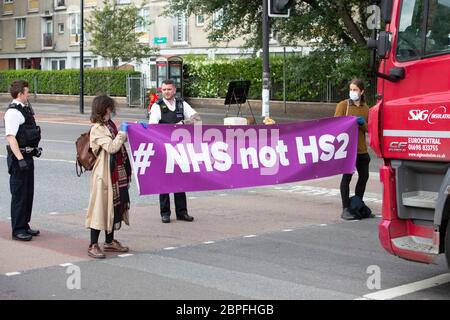 Anti-HS2-Demonstranten blockieren Straße Stockfoto