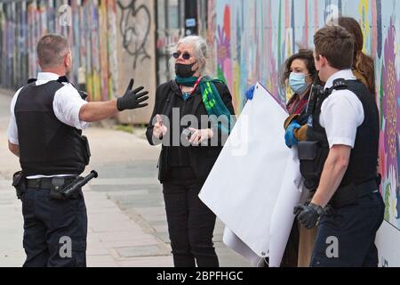 Anti-HS2-Demonstranten blockieren Straße Stockfoto