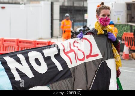 Anti-HS2-Demonstranten blockieren Straße Stockfoto