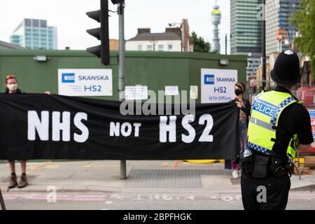 Anti-HS2-Demonstranten blockieren Straße Stockfoto