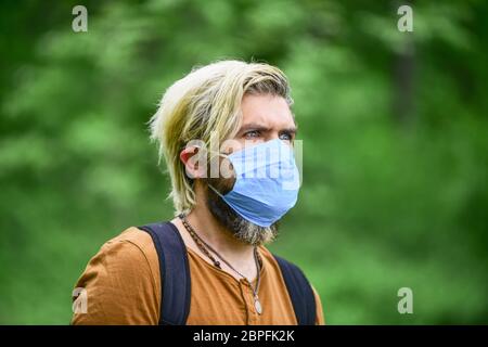 Atmet nicht leicht. Präventive Methoden von Coronavirus. Coronavirus Quarantäne. Kümmern Sie sich um Ihre Gesundheit. Gesundheit. Mann tragen Schutzmaske Outdoor. Spaziergang in medizinischen Maske im Wald. Stockfoto