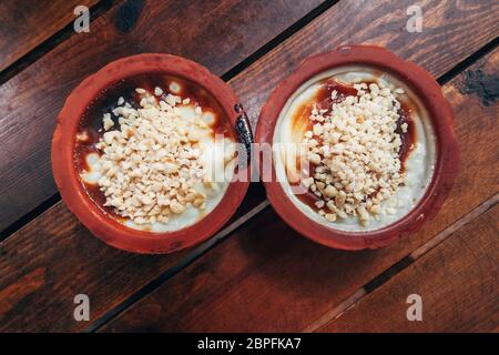 Türkisches Dessert Milchreis Sutlac diente in Keramik Schalen Stockfoto