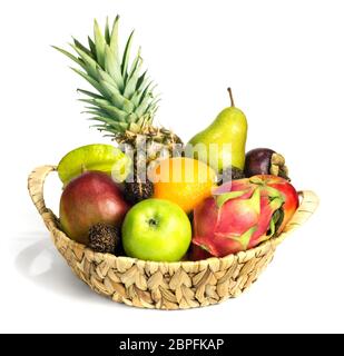 Verschiedene Früchte in Körben, wie Äpfel, Orange, Mango, Mangostan, Karambola, Pitahaya, Rambutan, Ananas, Birne, auf weißem Hintergrund. Stockfoto