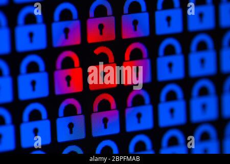 Offenes Schloss als Symbol für den Verlust von persönlichen Informationen. Hacking oder offenen Daten. Blaue und rote Pixel Schlösser auf schwarzem Hintergrund, aus der Nähe. Stockfoto