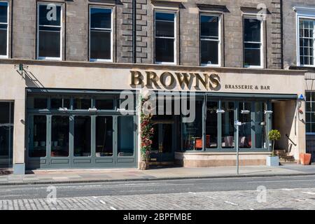 Browns Brasserie & Bar (während der Sperrung des Coronavirus geschlossen) auf der George Street in Edinburgh, New Town, Schottland, Großbritannien Stockfoto